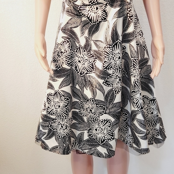 Enfocus blk & wht florals satin sleeveless fit & flare ruched chest size: 14 - Picture 4 of 12